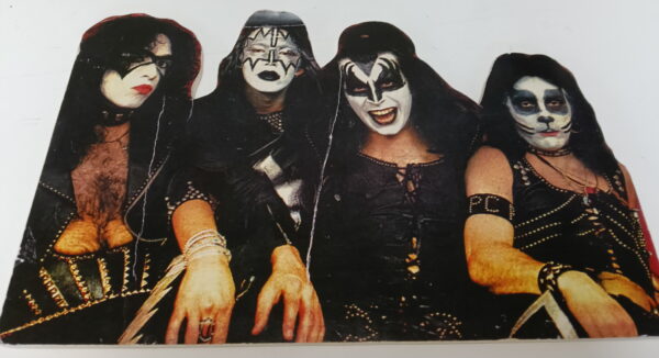 Kiss display on foam