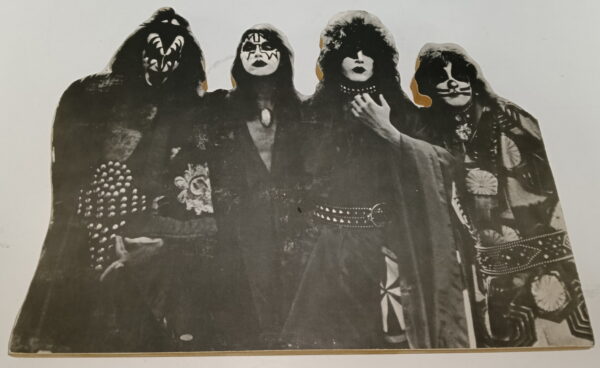 Kiss display on wood