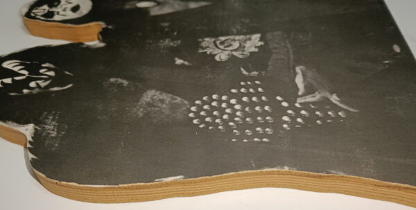 Kiss display on wood - Image 3