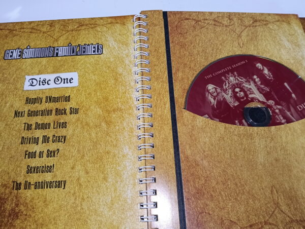 KISS DVD Gene Simmons Family Jewels Season 1, Special Edition (Box with book) - Image 7